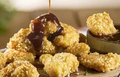 Popcorn Chicken con Amaranto y Salsa BBQ Popcorn Chicken con Amaranto y Salsa BBQ