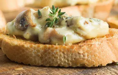 Bruschetta de champiñones y pollo