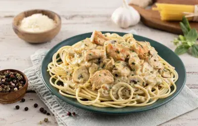Fideos con Pollo y Champiñones