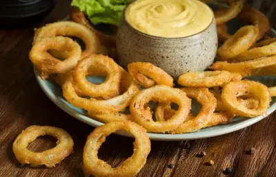 Aros de cebolla con salsa de mostaza Maggi®
