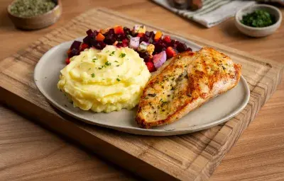 Pollo a la Plancha con Puré y Ensalada de Remolacha