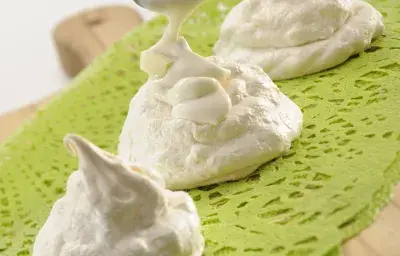 Merengues con peras doradas Merengues con peras doradas