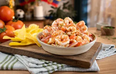 Picada de camarones con Salsa Acevichada