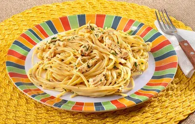 Tallarín con Pollo y Hierbas