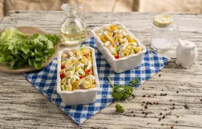 Ensalada de pasta con pollo y vegetales