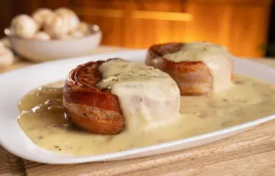 Carne envuelta en tocino con salsa de champiñones Carne envuelta en tocino con salsa de champiñones