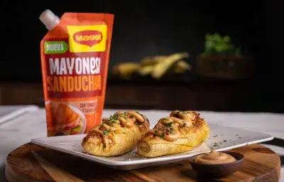 Maduro asado con queso y carne