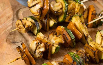Brochetas de Champiñones, Zapallo Italiano y Camote Brochetas de Champiñones, Zapallo Italiano y Camote