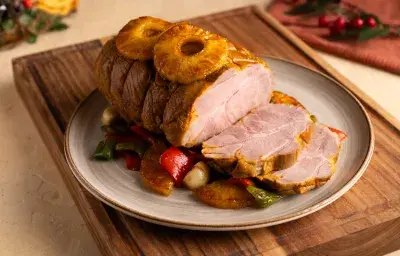 Pernil Navideño glaceado con piña