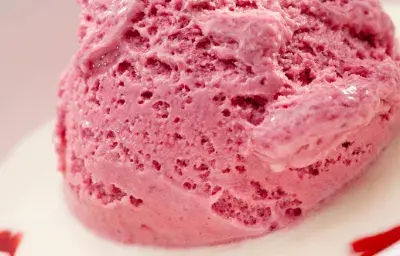 Helado de yogurt y mora