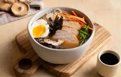 Ramen casero con cerdo alto en proteína Ramen casero con cerdo alto en proteína