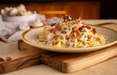 Tallarines cremosos con tocino y champiñones Tallarines cremosos con tocino y champiñones