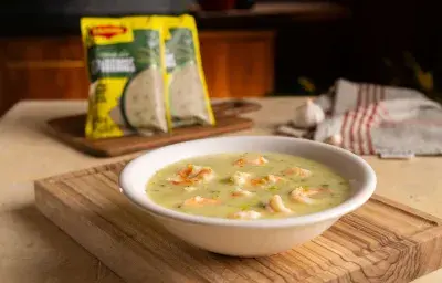 Crema de espárragos y camarón Crema de espárragos y camarón