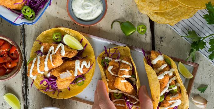 Tacos de pescado con mayonesa verde