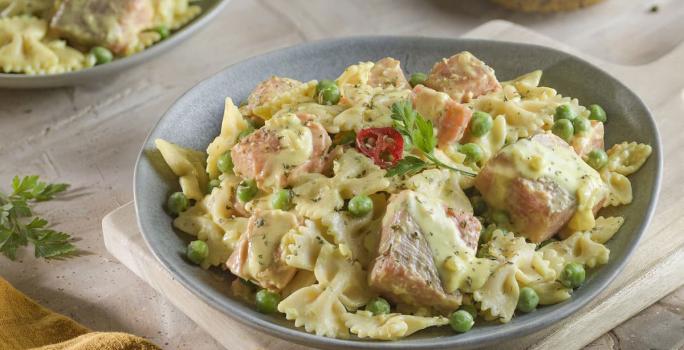 Farfalle con salmón y salsa de mostaza, hinojo y estragón