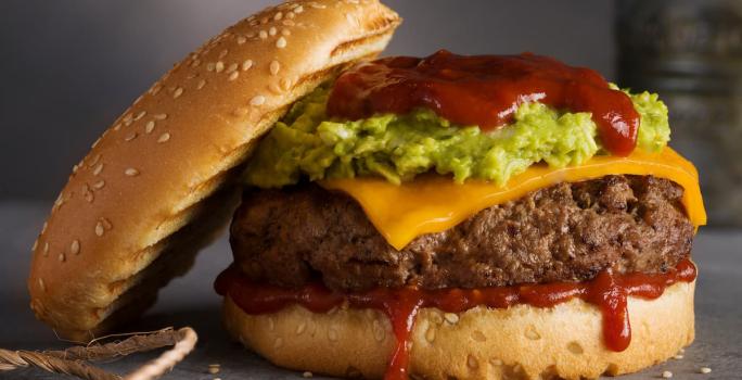 Hamburguesa con queso, Chipotle ketchup y guacamole.