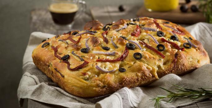 Focaccia a la mostaza con cebollas, olivas y pimiento rojo