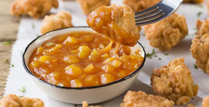 Nuggets de Pollo con Chutney de Mango y Salsa de Tomate