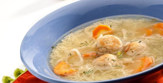 Sopa de albóndigas de pollo