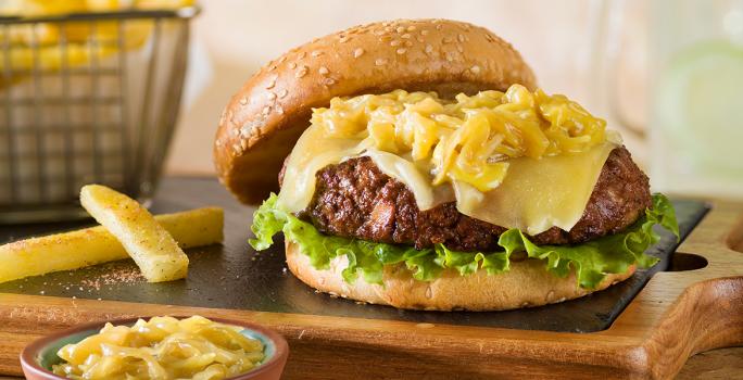 Hamburguesa con cebollas caramelizadas a la miel mostaza.