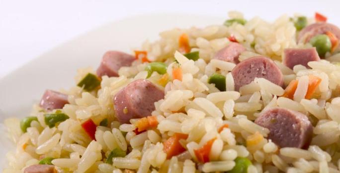 Comidas saludables con arroz y salchicha