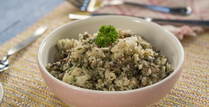 “Arroz” de coliflor con portobellos al chimichurri