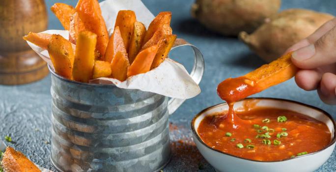 Bastones de Camote con Salsa de Tomate Picante