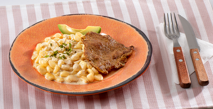 Choclo con Salsa de Queso y Carne Frita