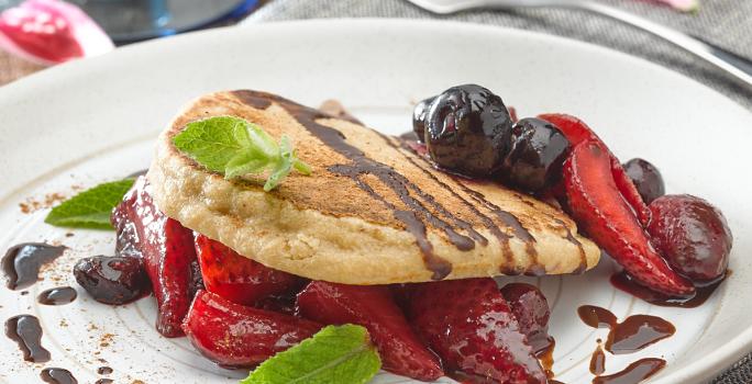 Hotcakes de Avena y Cacao con Berries al Romero