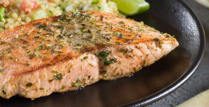 Salmón en mantequilla de hierbas