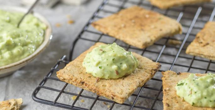 Galletas de Linaza con Aderezo de Aguacate