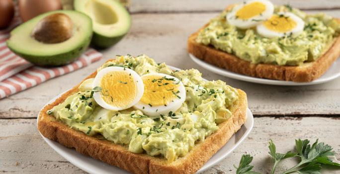 Tostadas de Huevo Duro