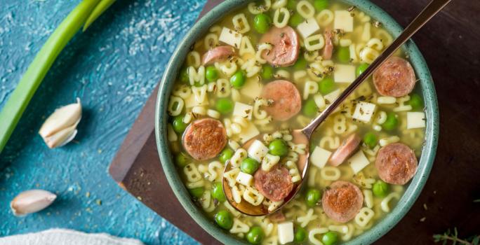 Sopa de salchicha y letras