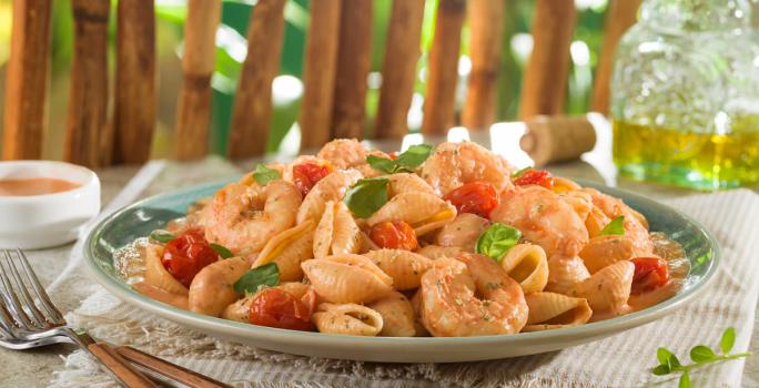 Conchitas cremosas al tomate y camarón