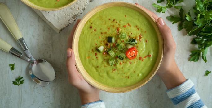 Sopa fría de pepino y aguacate