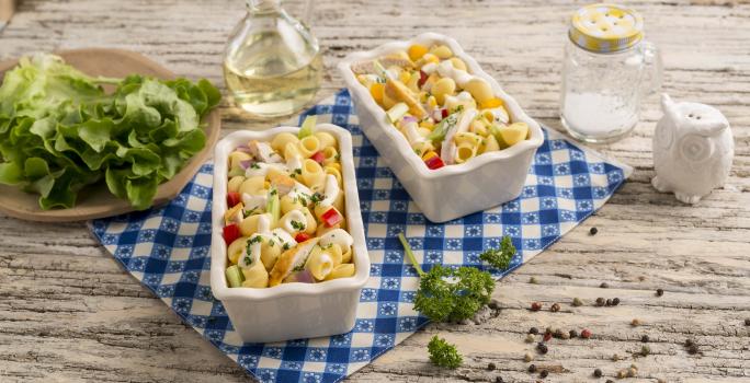 Ensalada de pasta con pollo y vegetales