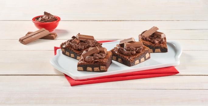 BROWNIES KITKAT® preparados con Leche Evaporada CARNATION® CLAVEL®