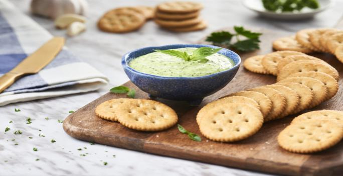 Receta Dip verde con galletas Ricas®.