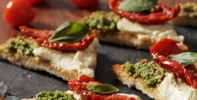 Crostinis con Queso Crema, Tomates y Pesto