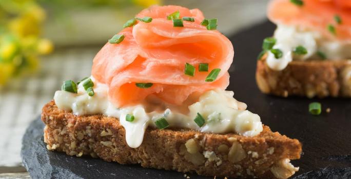 Bruschetta de salmón, queso azul y cebollín