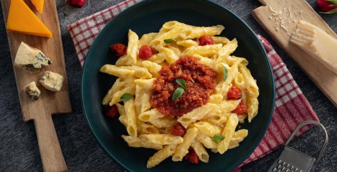 Pasta a los 4 Quesos sin Gluten con Pesto Rojo.