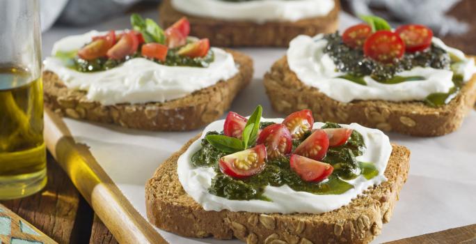 Bruschettas de pan integral y pesto de pistachos