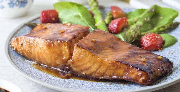 Salmón glaseado al BBQ con espárragos salteados y fresas al balsámico