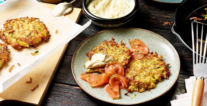 Rösti de patatas, espárragos blancos y verdes con salmón.