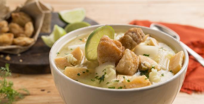 Sopa de pescado con arroz, yuca y verde