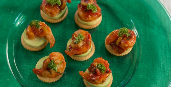 Bocaditos de camarón en salsa de tomate