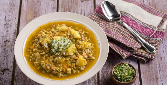 Sopa de lenteja con fideos