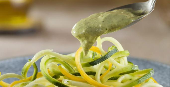 Zoodles al pesto de cilantro y filete de pollo