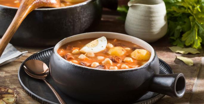 Sopa española con garbanzo y chorizo