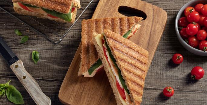 Panini de pollo caprese